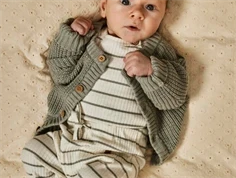Baby dreng klædt i cardigan i limestone fra Lil' Atelier  